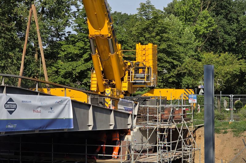 Plaatsing brug over de Maaslijn bij Molenhoek.